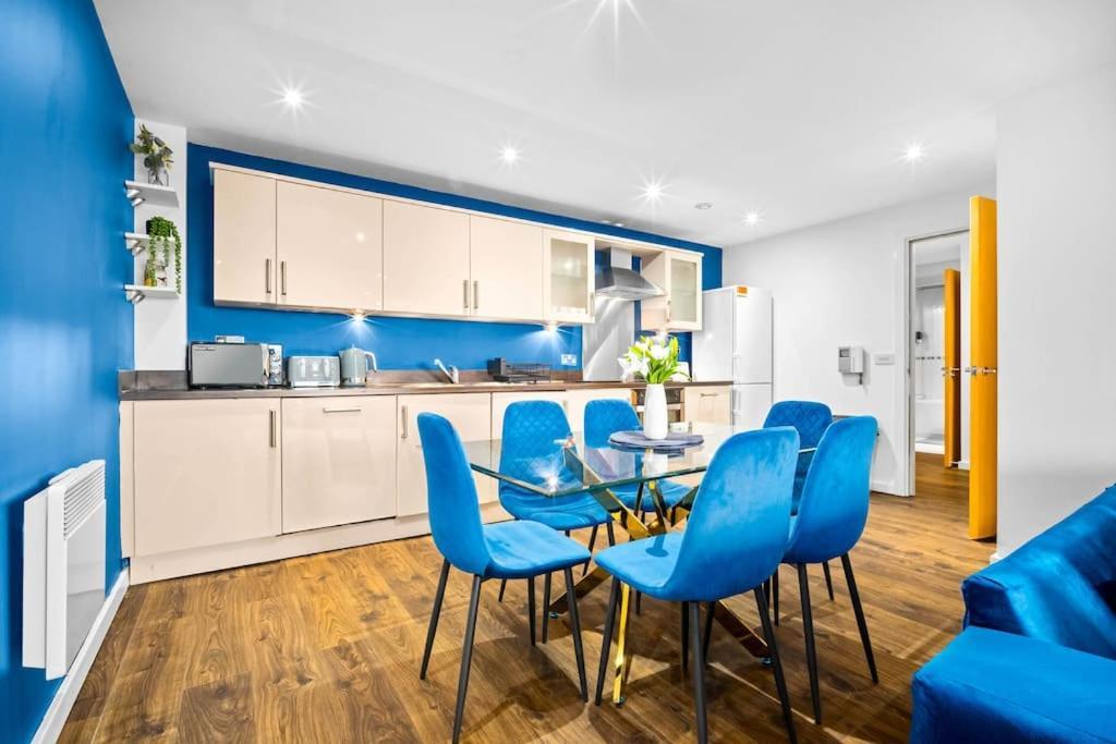 Top Floor City Centre Apartment - Sleeps 7 - 4 Beds - With Balcony And Parking - Smart Tv'S On Each Bedroom Wall - 5 Mins From Bullring, Selfridges, Moor Street Station - By Zena Stays Birmingham Buitenkant foto
