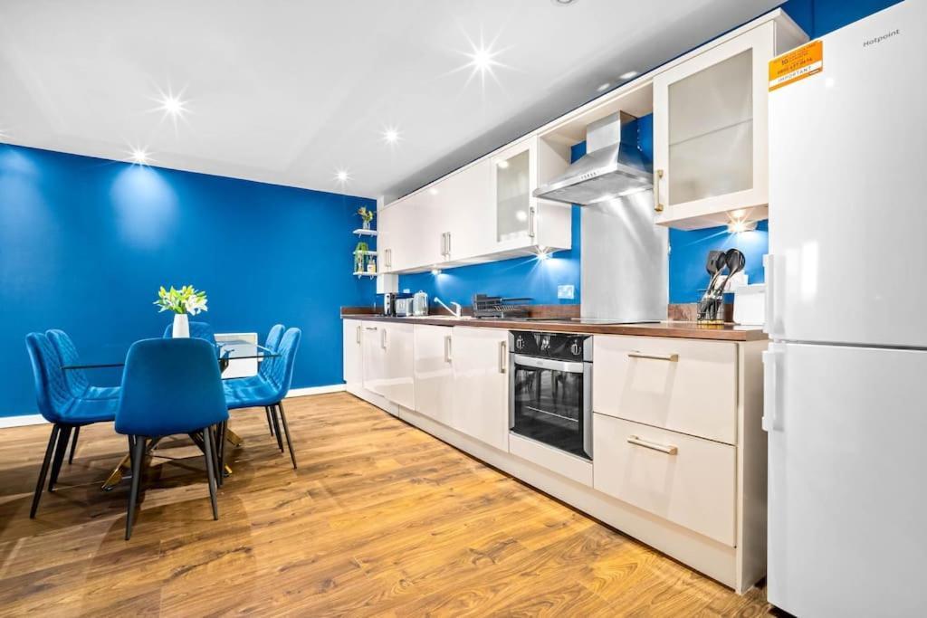 Top Floor City Centre Apartment - Sleeps 7 - 4 Beds - With Balcony And Parking - Smart Tv'S On Each Bedroom Wall - 5 Mins From Bullring, Selfridges, Moor Street Station - By Zena Stays Birmingham Buitenkant foto
