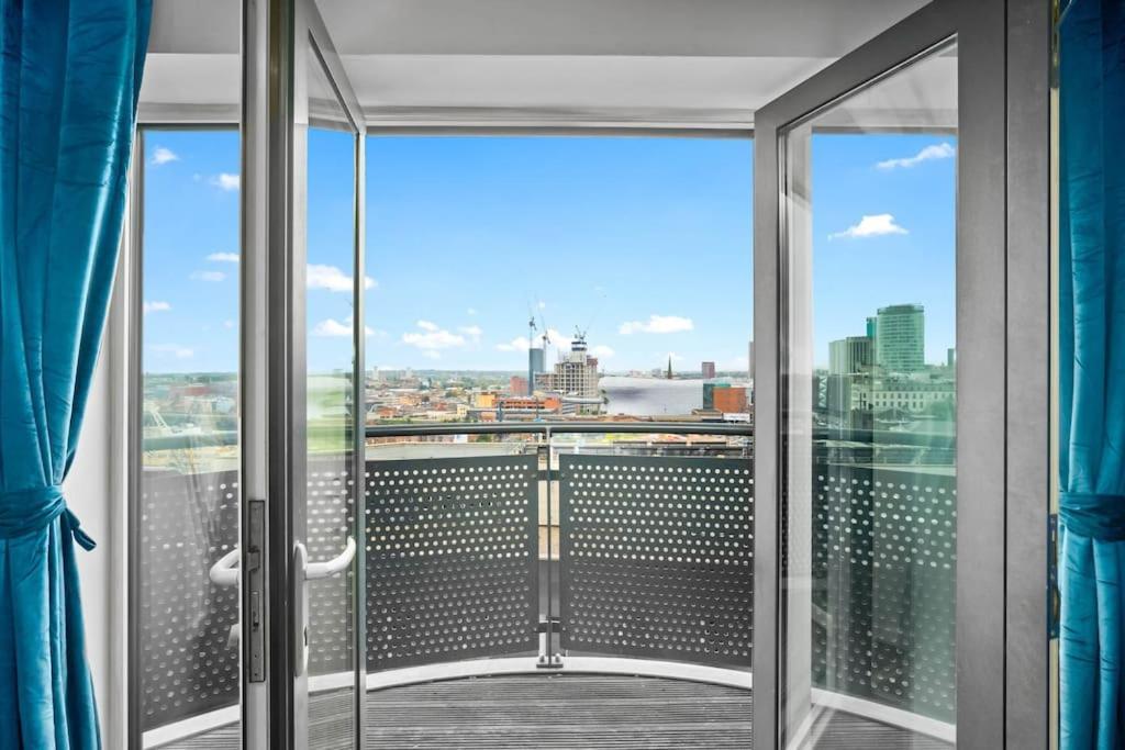 Top Floor City Centre Apartment - Sleeps 7 - 4 Beds - With Balcony And Parking - Smart Tv'S On Each Bedroom Wall - 5 Mins From Bullring, Selfridges, Moor Street Station - By Zena Stays Birmingham Buitenkant foto